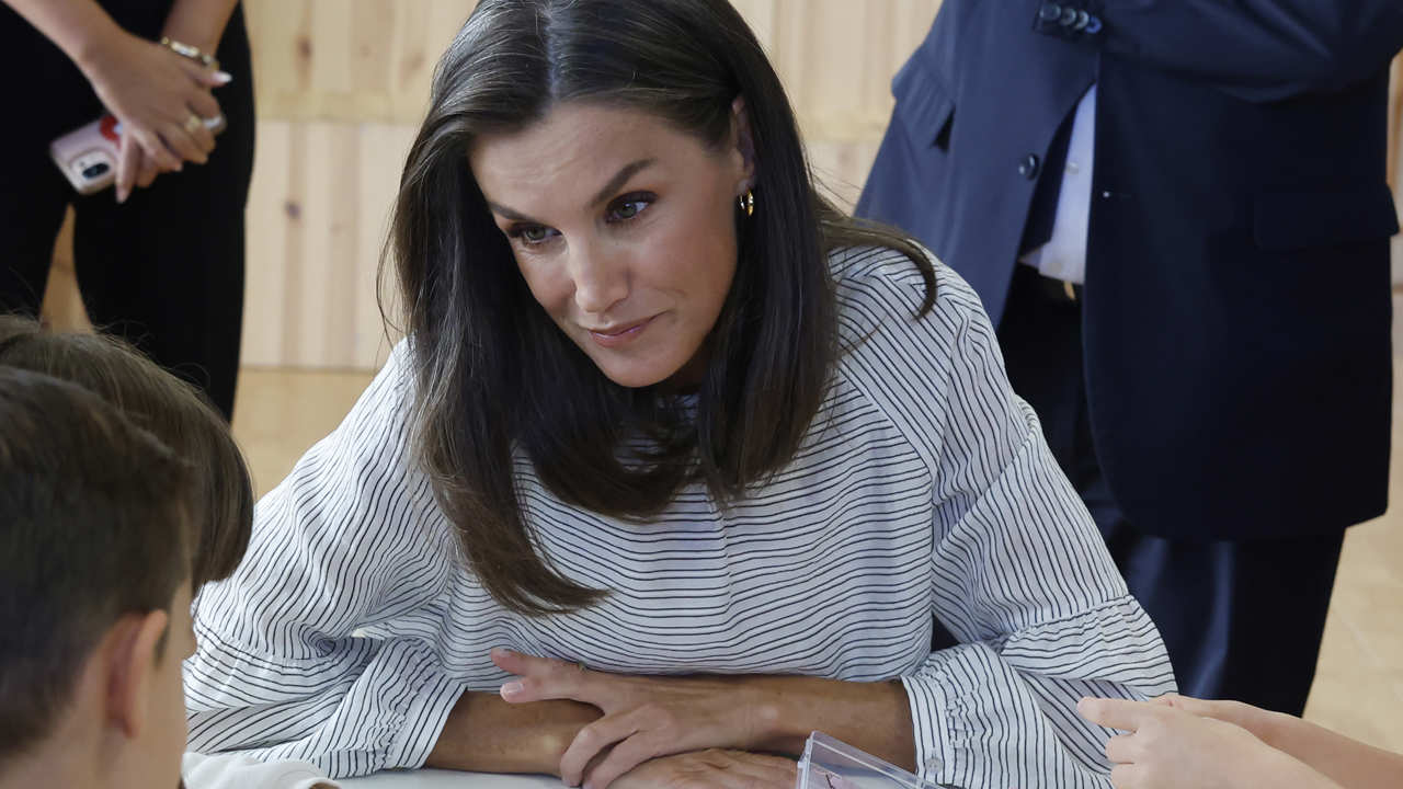 Dos profesores hacen un regalo sorpresa a la Reina Letizia en su visita a un colegio: su tierna reacción