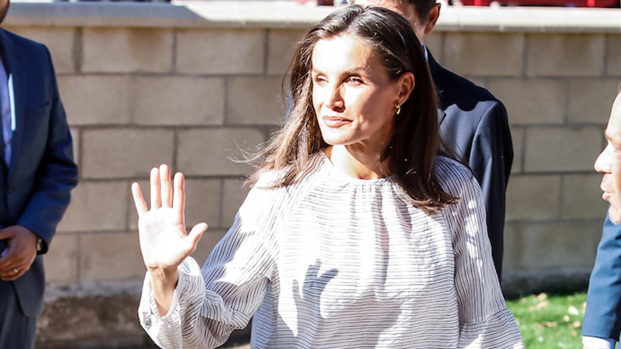 La Reina Letizia inaugura el curso con una blusa de rayas 'Made in Spain' que es tendencia y se agotará este otoño