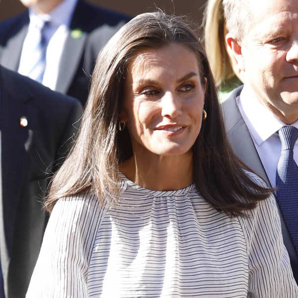 La Reina Letizia inaugura el curso con una nueva blusa de rayas 'Made in Spain' que es tendencia y llenará los escaparates este otoño