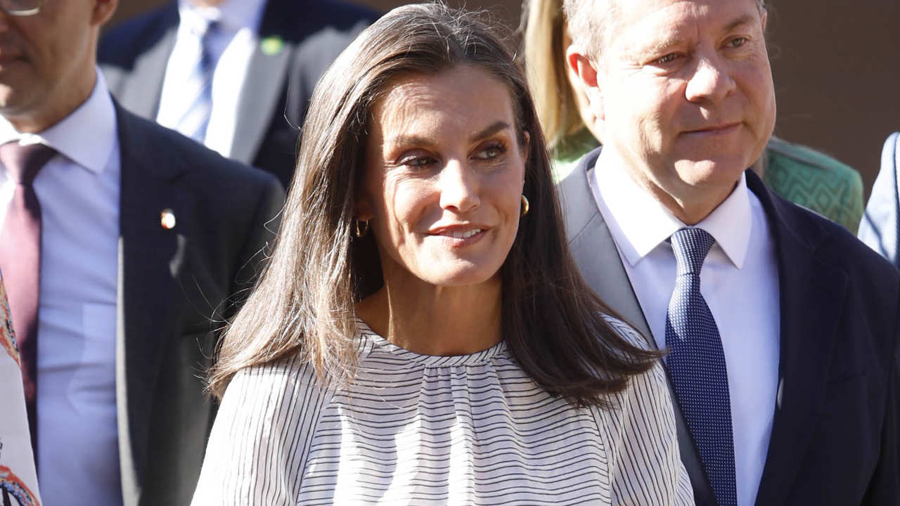 La Reina Letizia inaugura el curso con una blusa de rayas 'Made in Spain' que es tendencia y se agotará este otoño