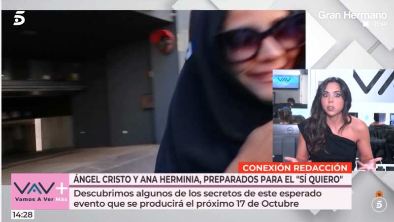 Ana Herminia se cubre el rostro al salir de su prueba de maquillaje y peluquería