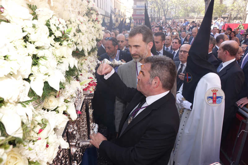 El Rey Felipe VI durante la Semana Santa de Sevilla del año 2015