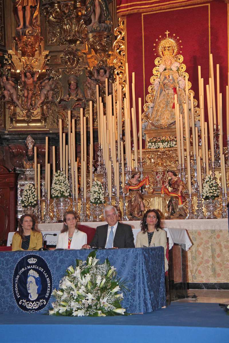 La Infanta Elena presidiendo la entrega de los Premios de Acción Social María de las Mercedes en 2013