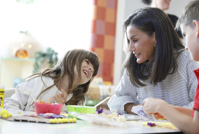 La Reina Letizia, muy cariñosa con una niña de un colegio en Azuqueca de Henares (Guadalajara)