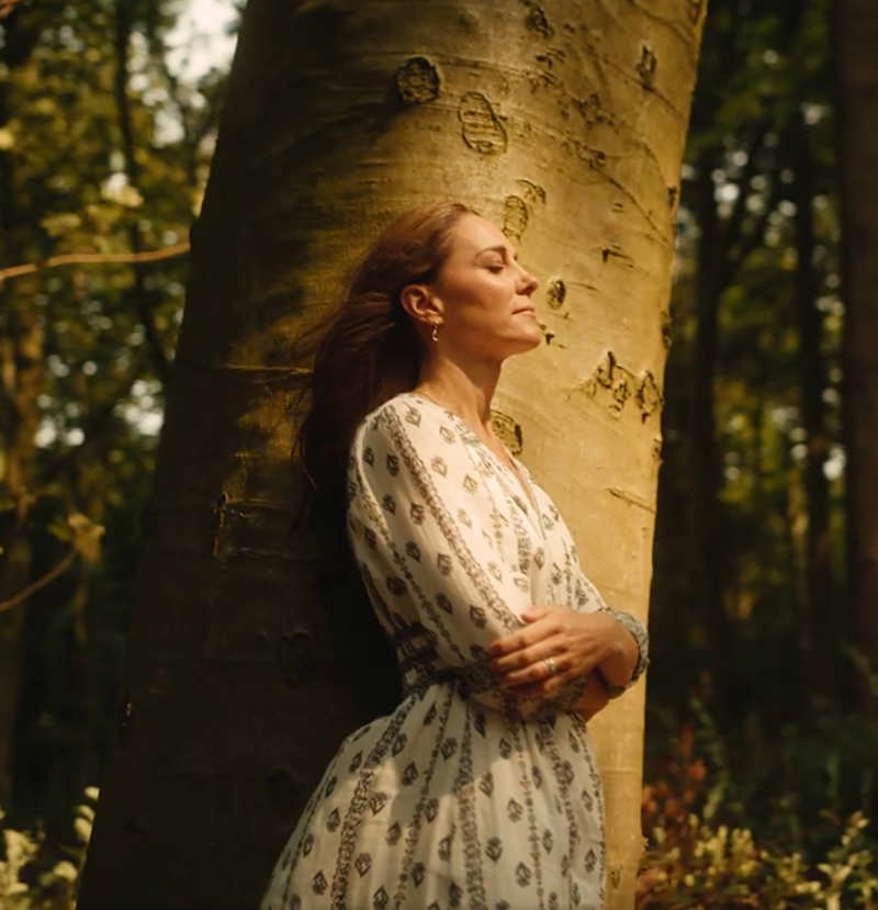 Kate Middleton, serenamente apoyada en un árbol del bosque