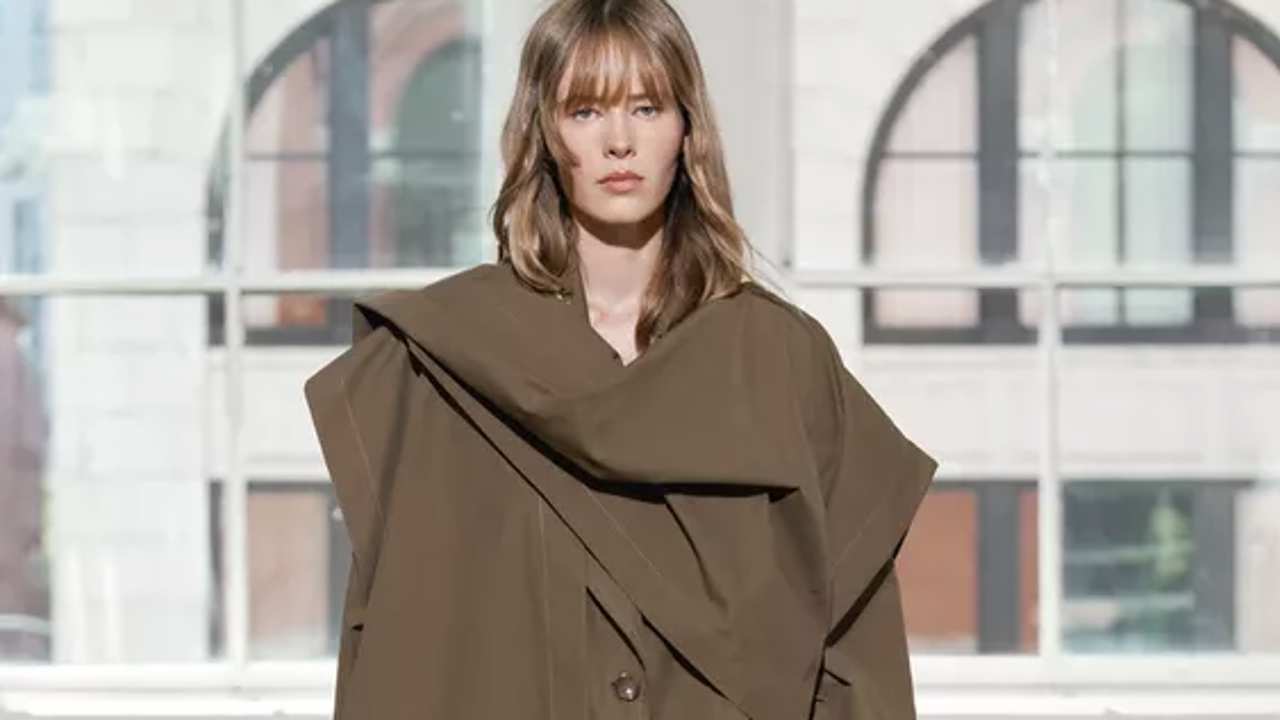 Despídete de las parkas: han llegado a Zara las 5 gabardinas más elegantes y versátiles para arrasar durante este otoño/invierno