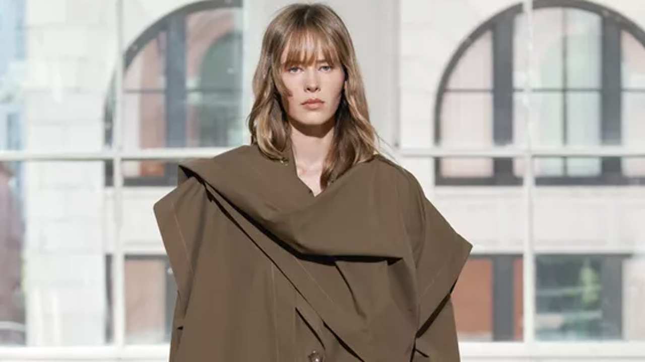 Despídete de las parkas: han llegado a Zara las 5 gabardinas más elegantes y versátiles para arrasar durante este otoño/invierno