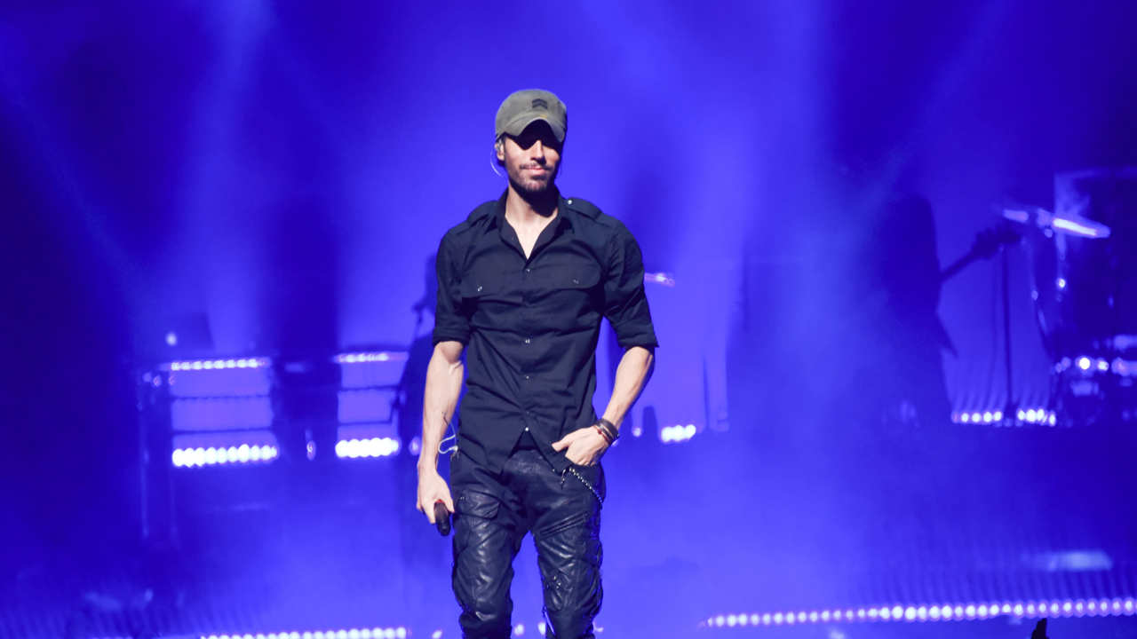 Enrique Iglesias sorprende a sus 'fans' con un cariñoso gesto con su hermana, Ana Boyer, en pleno concierto