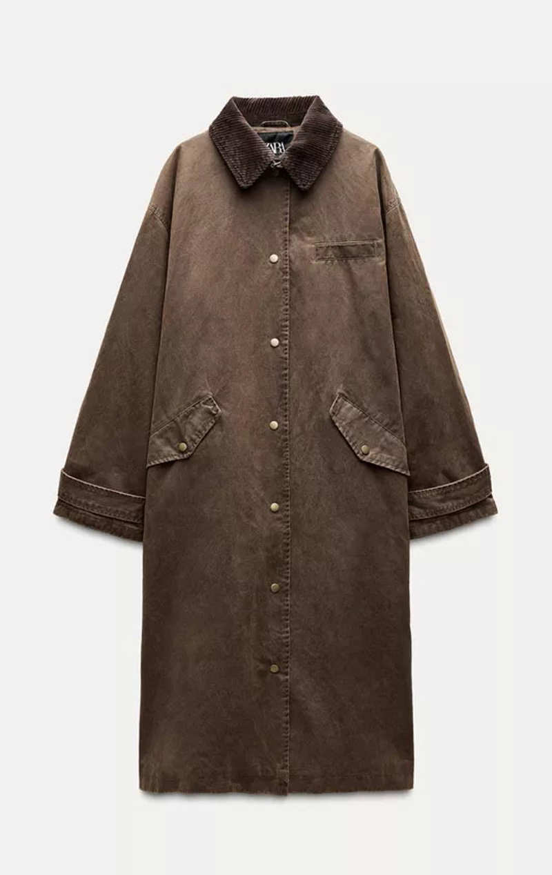 Gabardina efecto encerado de Zara 69,95 euros 