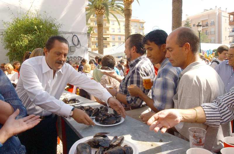 Julián Muñoz en una comida popular