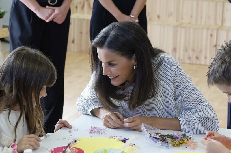 La Reina Letizia charlando con una alumna del Colegio Maestra Plácida Herranz la pasada semana