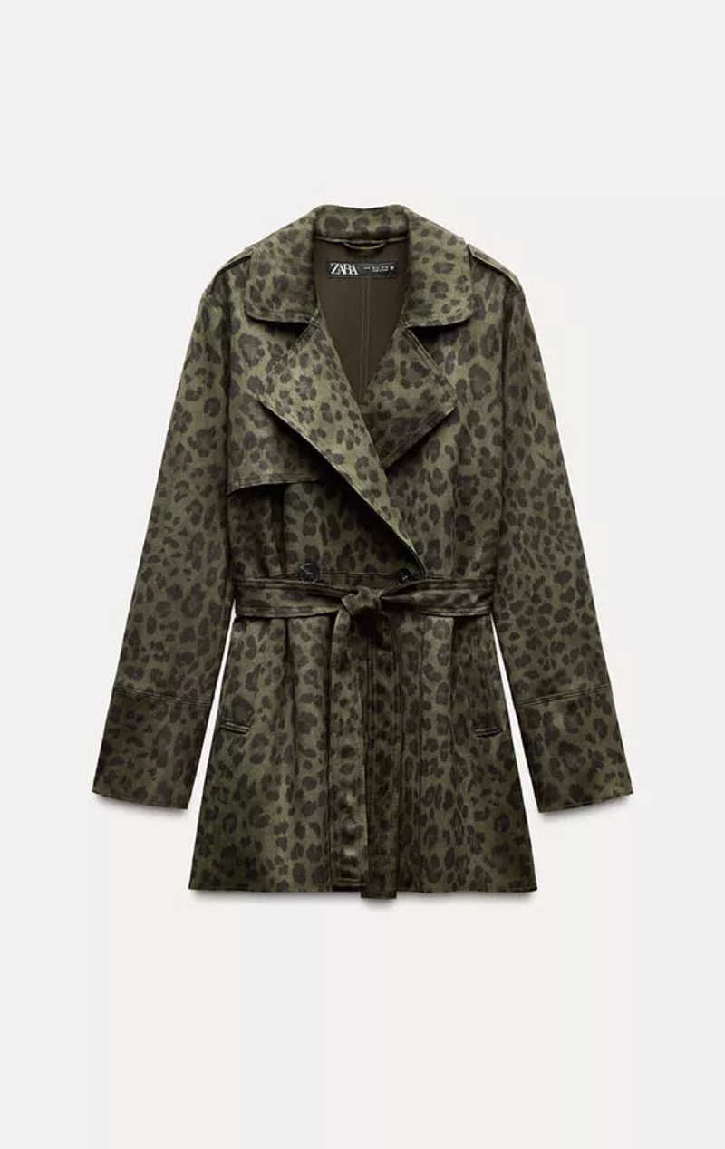 Trench corto estampado animal efecto ante de Zara 39,95 euros 