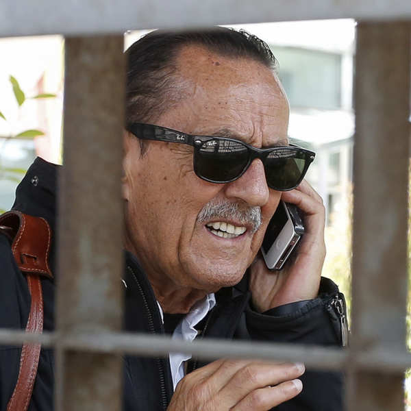 Julián Muñoz con un teléfono móvil