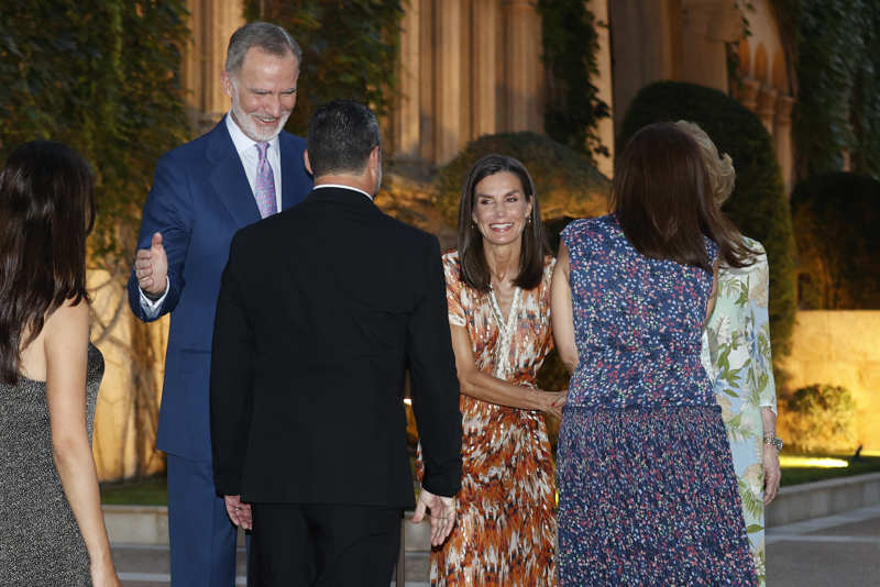 Los Reyes Felipe VI y Letizia saludando a los asistentes a una recepción en Marivent el pasado verano 