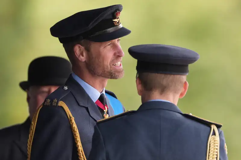 El príncipe Guillermo, en un desfile militar.