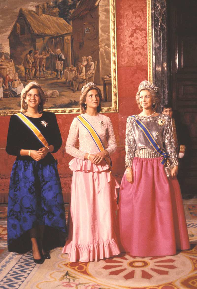 Instantánea de la Reina Sofía, la Infanta Cristina y la Infanta Elena durante la cena de estado en honor al presidente Karamanlis en 1984