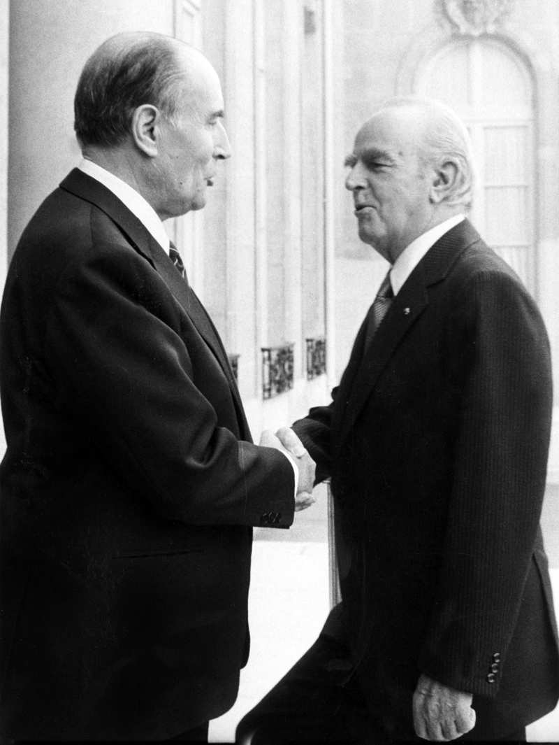 Karamanlis saludando a Mitterrand en una visita de estado a Francia en 1983