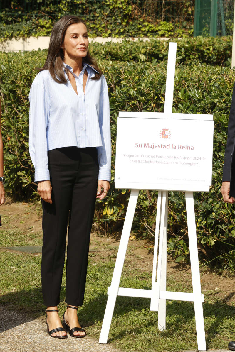 La Reina Letizia repite pantalones y sandalias en su visita a Cantabria