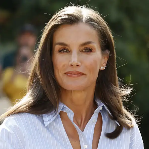 La Reina Letizia, rompedora, arrasa en Cantabria con una camisa con aberturas que es pura tendencia de otoño