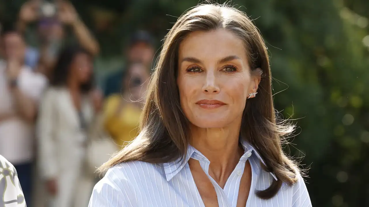 La Reina Letizia, rompedora, arrasa en Cantabria con una camisa con aberturas que es pura tendencia