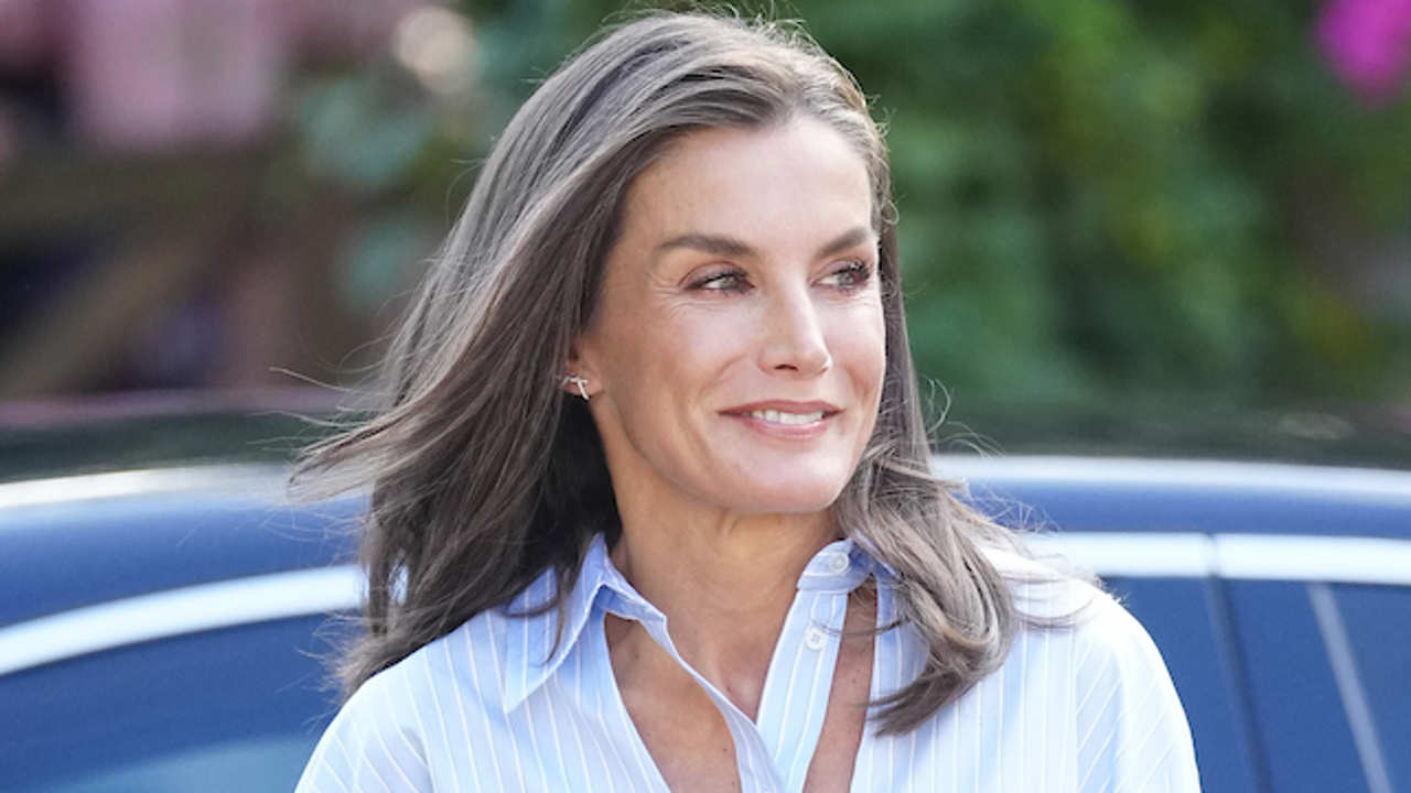 La Reina Letizia, rompedora, arrasa en Cantabria con una camisa con aberturas que lanza un órdago al otoño y es pura tendencia