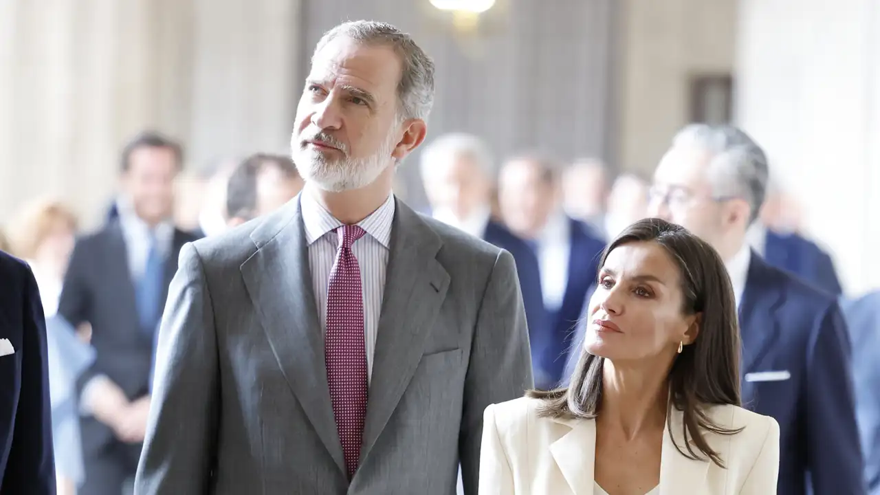 El significativo detalle de los Reyes Felipe y Letizia con su personal de Casa Real