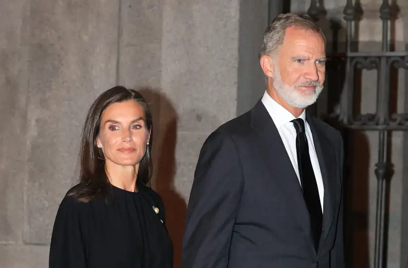 Los Reyes Felipe y Letizia vestidos de luto