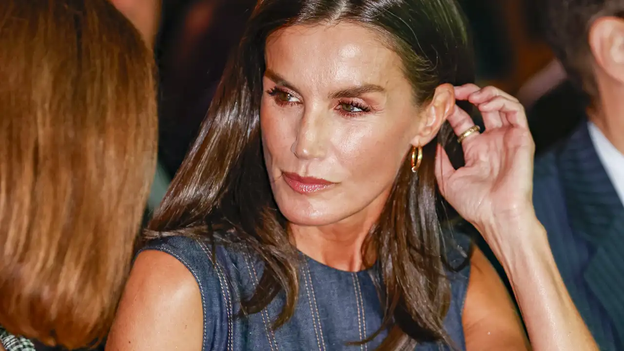 La Reina Letizia sorprende con un vestido vaquero de Carolina Herrera en los Premios Retina Eco