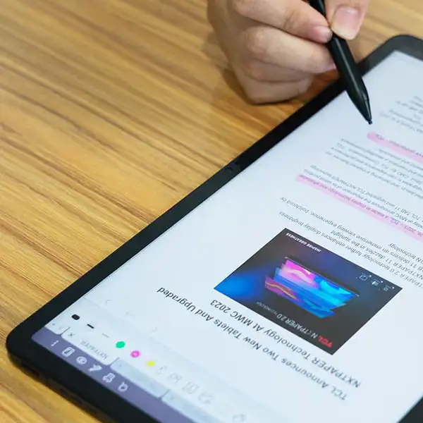 La tablet TCL multiusos que probé este verano: es un libro y un televisor al mismo tiempo