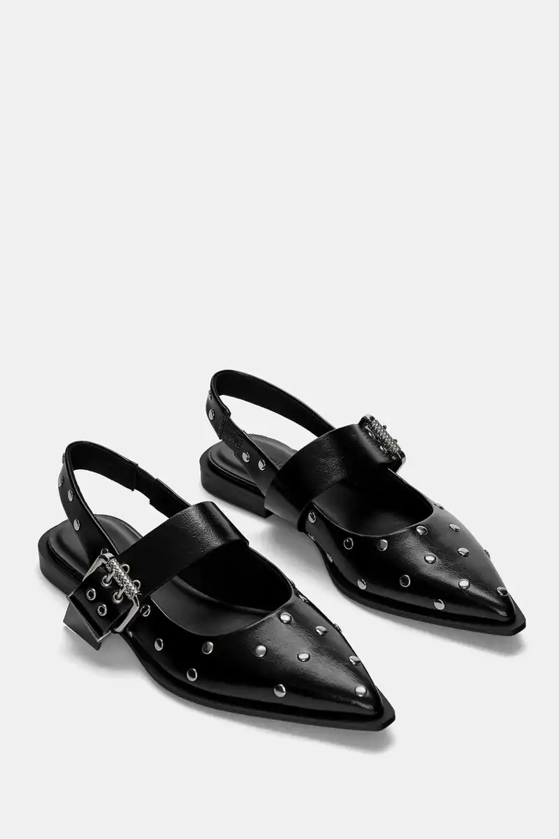 Zapato plano tachas de Pull & Bear 35,99 euros