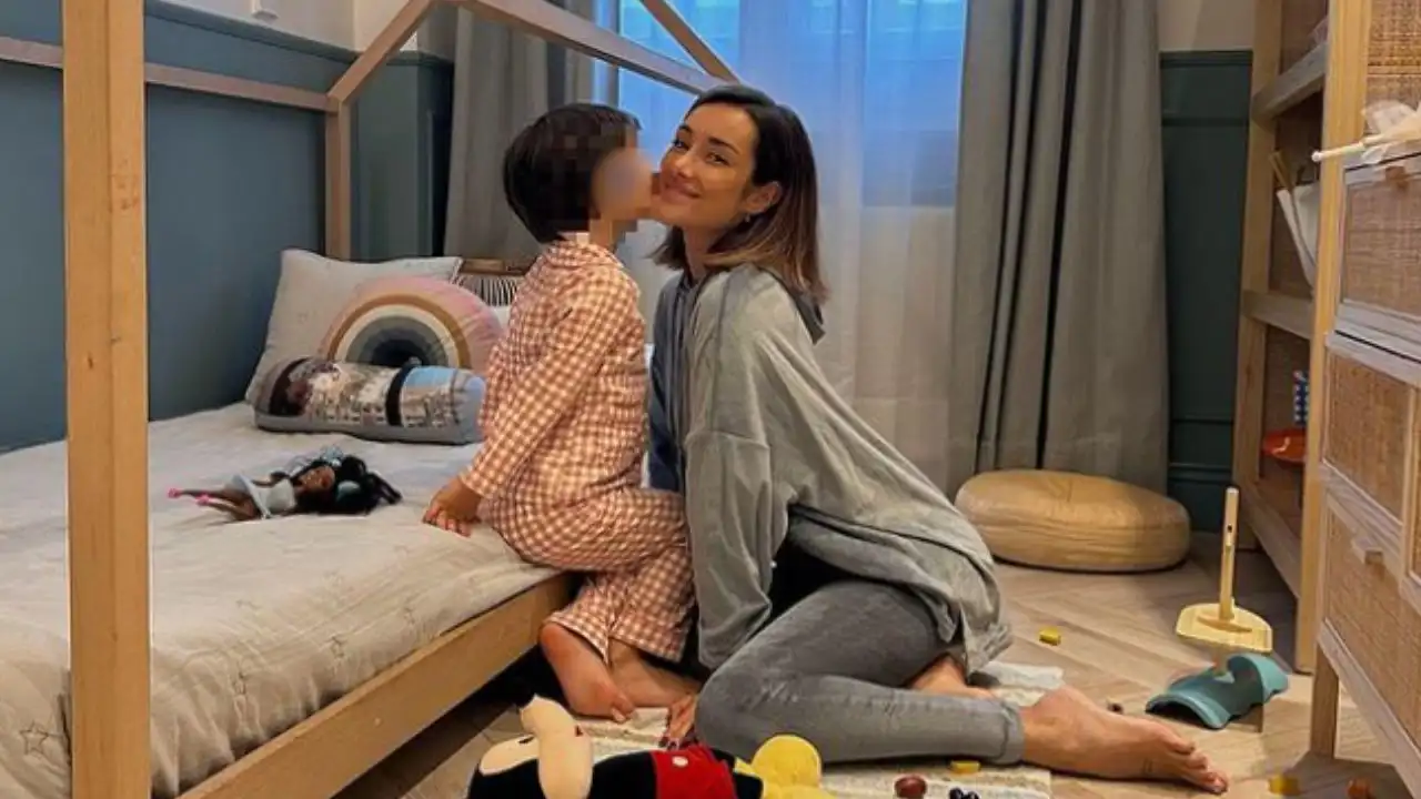 Adara Molinero junto a su hijo