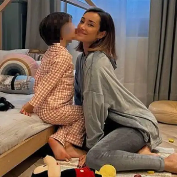 Adara Molinero junto a su hijo