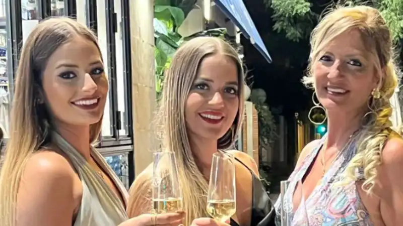 María José Galera y sus hijas, Laura, de 'Gran Hermano, y Patricia. 