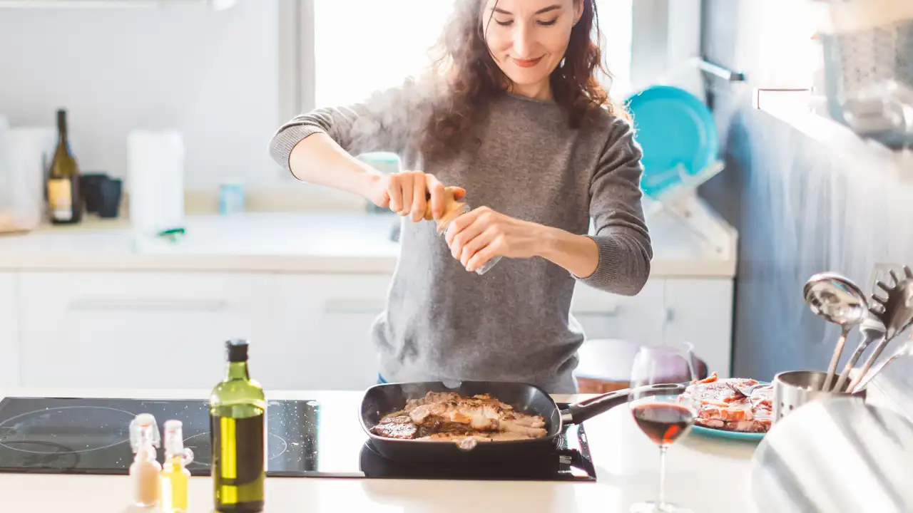 Mujer cocinando en sartén