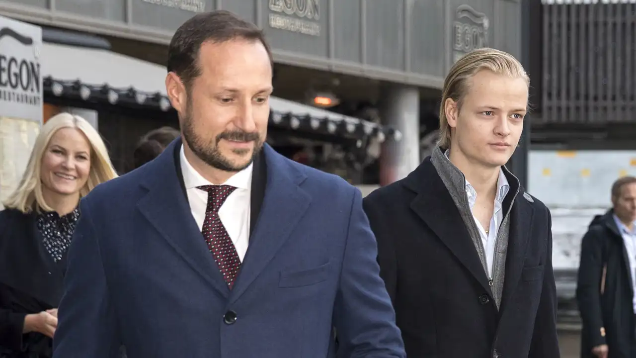 Marius Borg junto al Príncipe Haakon y Mette-Marit