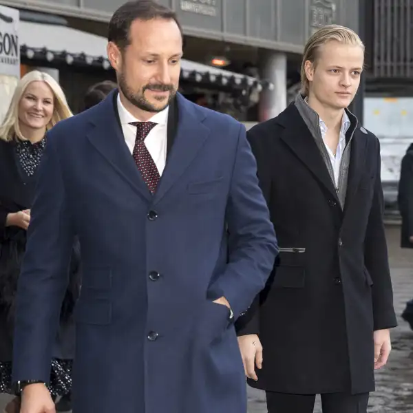 Marius Borg junto al Príncipe Haakon y Mette-Marit