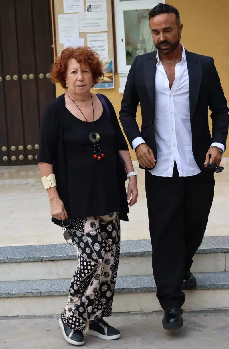 Rosa Villacastín y Luis Rollán en el funeral de Luis Ortiz