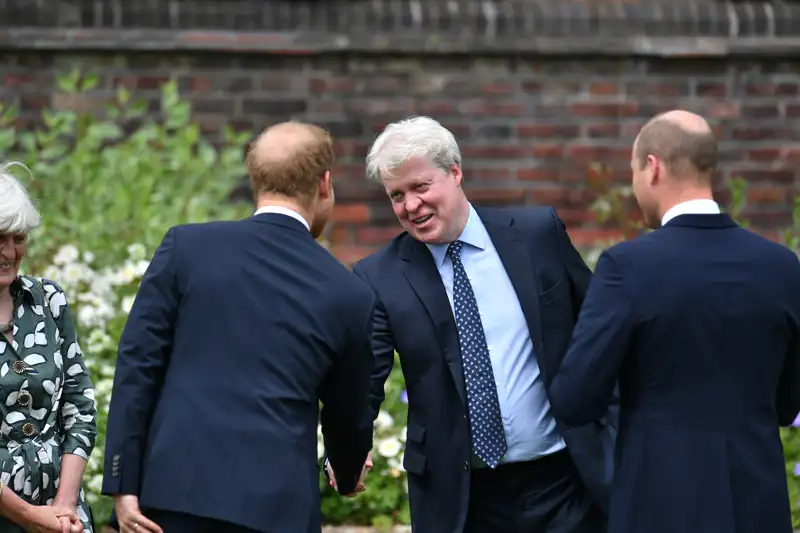 El Príncipe Enrique saludando a su tío el IX Conde Spencer, Charles, en 2021