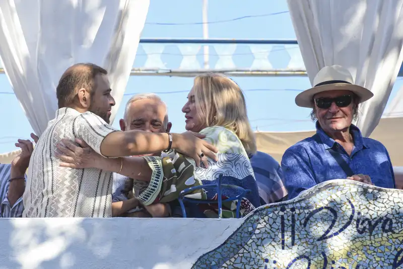 La familia Mohedano se reúne durante la procesión de la Virgen de Regla