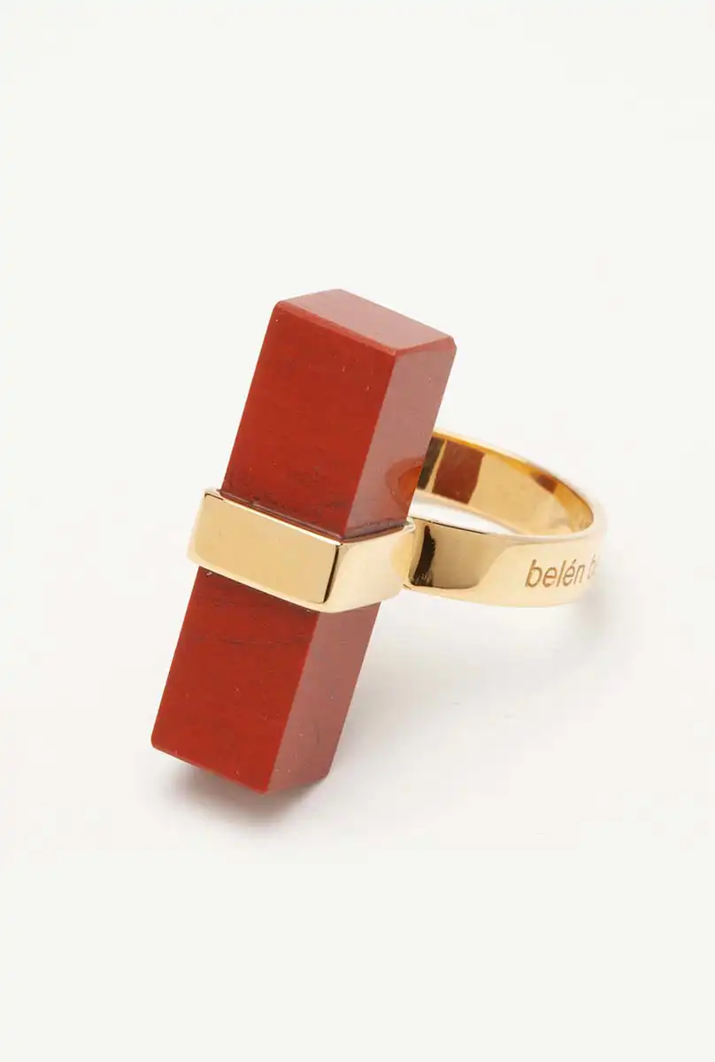 Anillo Axy de oro y jaspe rojo de Belén Bajo 402   934 euros