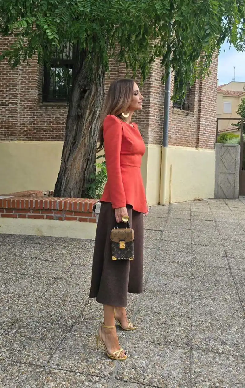 El bolso de Louis Vuitton de Paula Echevarría a juego con la falda marrón chocolate