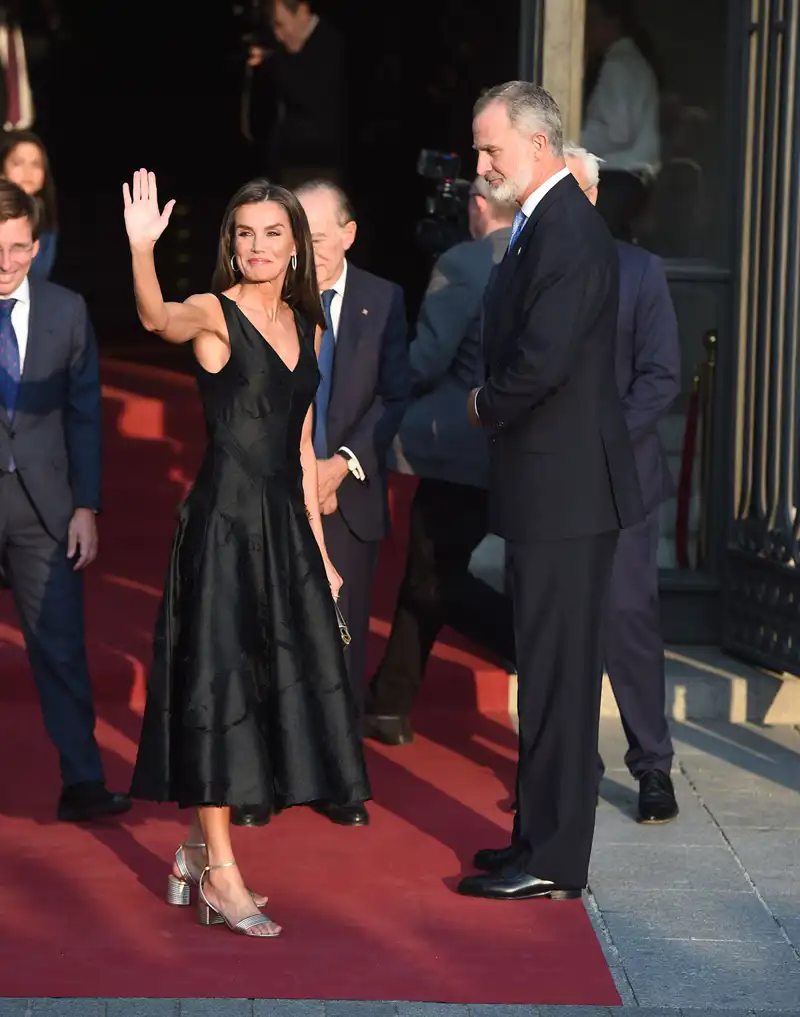 La Reina Letizia y don Felipe llegan al Teatro Real