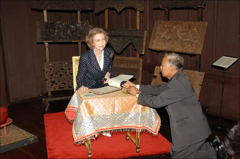 La Reina Emérita firmando un ejemplar de El Quijote