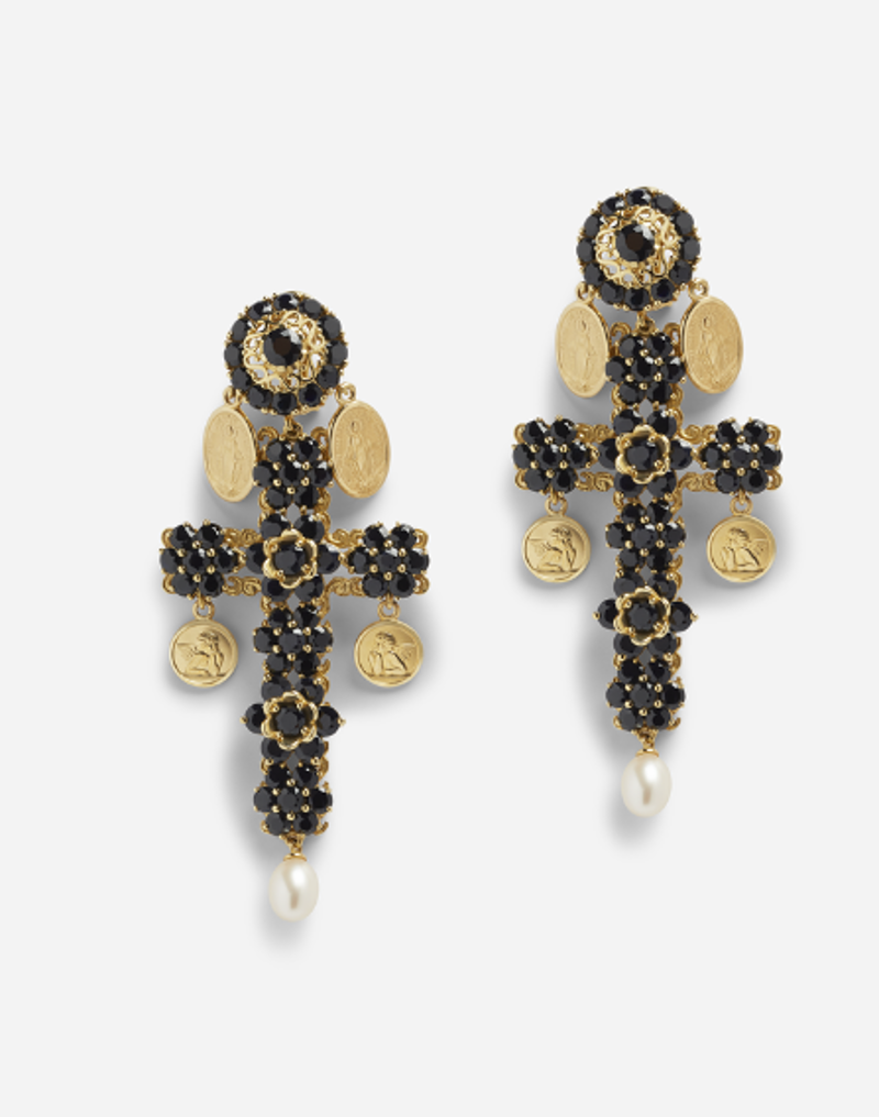 Pendientes de cruz con zafiros y medallas en Dorado Dolce & Gabbana 12.500 euros