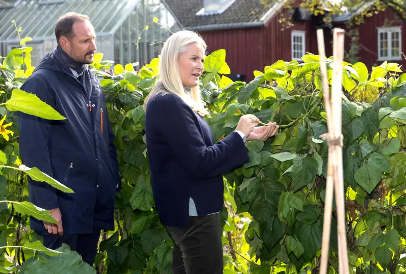 El Príncipe Haakon y Mette-Marit en un jardín