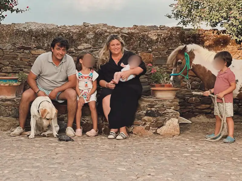 Marta Cadaval, hija de César Cadaval, con su familia