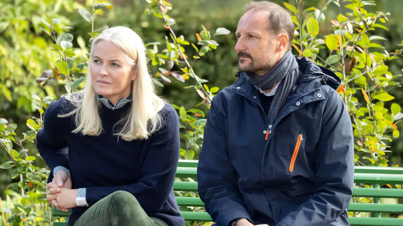 Mette-Marit y el Príncipe Haakon de Noruega en un jardín de Oslo