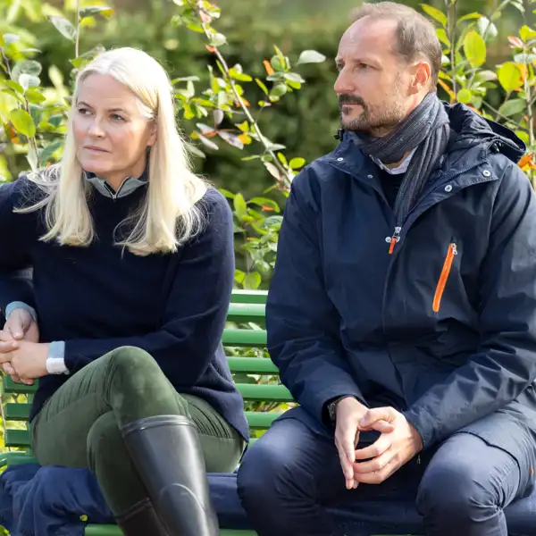 Mette-Marit y el Príncipe Haakon de Noruega en un jardín de Oslo