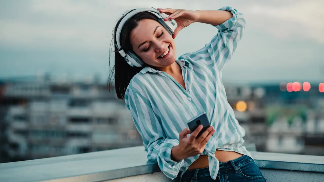 Mujer escuchando música