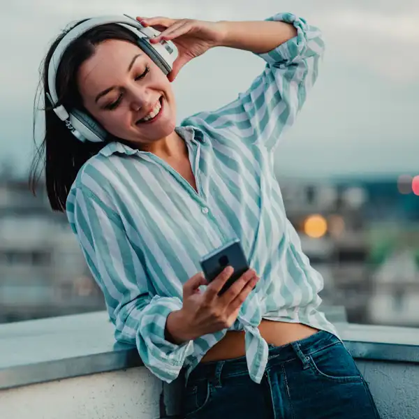 Mujer escuchando música